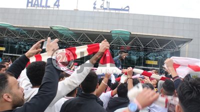 جماهير الزمالك تحتشد في مطار القاهرة لاستقبال اللاعبين بعد الفوز بالسوبر المصري (صور وفيديو)