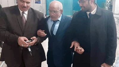 بعد غيابه لمدة 34 عامًا.. مواطن مصري يعود من العراق إلى أرض الوطن (صور)