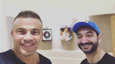 بعد تصريحات محمد رمضان.. نادر حمدي: “عمرو دياب مابيعملش غير شغله” (صورة)