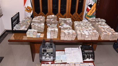 الرقابة الإدارية: ضبط تشكيل عصابي للاتجار بالنقد الأجنبي وبحوزتهم 2.8 مليون جنيه