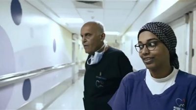 شاهد.. كيف يتعامل مجدي يعقوب مع الطاقم الطبي المساعد له (فيديو)