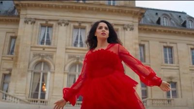 تعرف على مصممي أزياء آمال ماهر في ماتسبنيش (صور وفيديو)