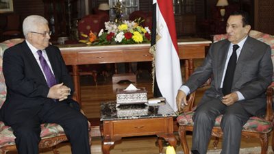 محمود عباس ينعي مبارك ويشيد بمواقفه تجاه القضية الفلسطينية