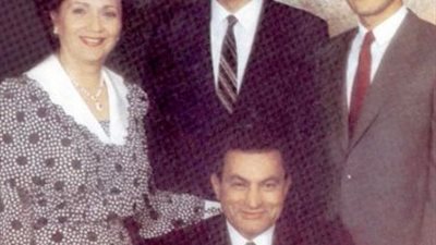 أسرة الرئيس الأسبق مبارك تطالب بمرافقة جثمانه في الطائرة إلى المقابر