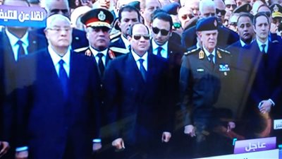 السيسي في جنازة مبارك.. علاء يحبس دموعه وسوزان لم تستطع الوقوف