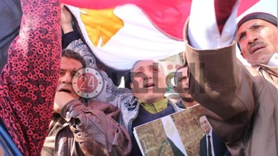 محبو محمد حسني مبارك يحتشدون أمام المقابر لإلقاء نظرة الوداع على جثمان الرئيس الأسبق (صور)