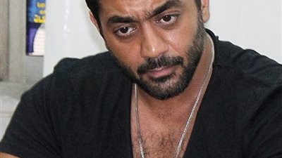 أحمد فلوكس في المستشفى بعد تعرضه لوعكة صحية (صور)