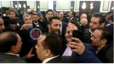 زحام على محمد رمضان فور وصوله مسجد المشير لتقديم العزاء في مبارك (فيديو)