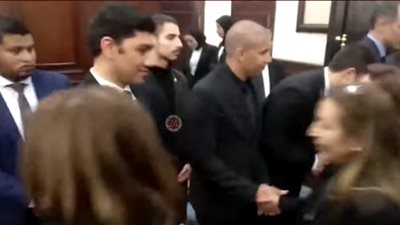 شاهد.. زيدان يتلقى العزاء في وفاة مبارك بجانب جمال وعلاء (فيديو)