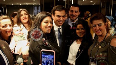 السيدات يلتففن حول الإعلامي جورج قرداحي لالتقاط سيلفي في مؤتمر روتاري بسميراميس (صور)