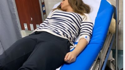 منة عرفة في المستشفى لإجراء عملية جراحية.. وعلي غزلان يغازلها بـ”طمني عليك” (صور وفيديو)