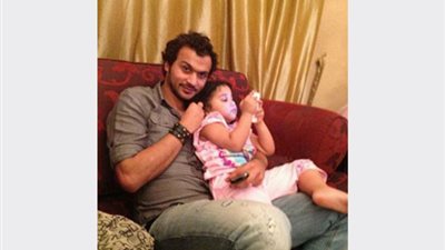 حبس إبراهيم سعيد لتخلفه عن دفع نفقة ابنه 15 شهرًا