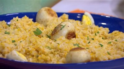 طريقة عمل الكشري الأصفر بالشعرية والبصل المقرمش.. 8 أسرار لتحضيره بنجاح