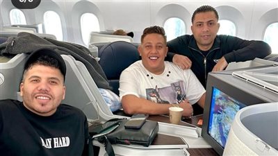 داخل الطائرة.. أحدث ظهور لعمر كمال وحمو بيكا أثناء سفرهما لقطر