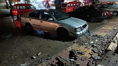 أمطار رعدية وسقوط سور وتحطم سيارة في الإسكندرية | صور