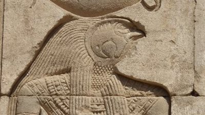 يصور على شكل بشر برأس صقر.. تعرف على المعبود رع في مصر القديمة