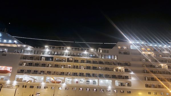 الباخرة السياحية