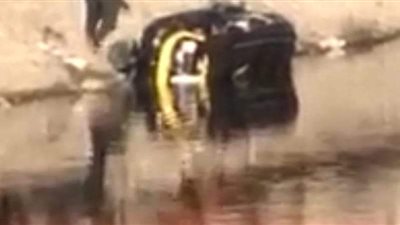 انقلاب توك توك في ترعة الساحل بالغربية والأهالي تنقذ السائق من الموت 