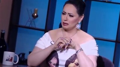 هند عاكف تبكي خلال حديثها عن أزمة مهرجان القاهرة: ماجتليش دعوة وكلمت حسين فهمي ما ردش عليا