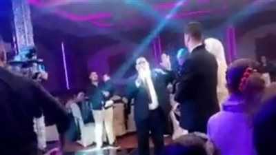 أم العروس هتروح على بيت أهلها.. زوج يطلق زوجته بالثلاثة في حفل زفاف ابنته بدمياط | بث مباشر