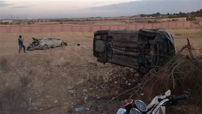 إصابة 4 أشخاص في انقلاب 3 سيارات بالطريق الصحراوي بالشرقية | صور