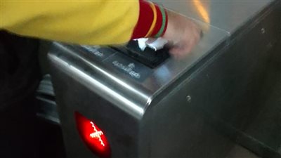 شكاوى من تعطل البوابات الإلكترونية بمحطة سيدي جابر بالإسكندرية.. ومصدر بالسكة الحديد: الأمر يتعلق بالبرمجة