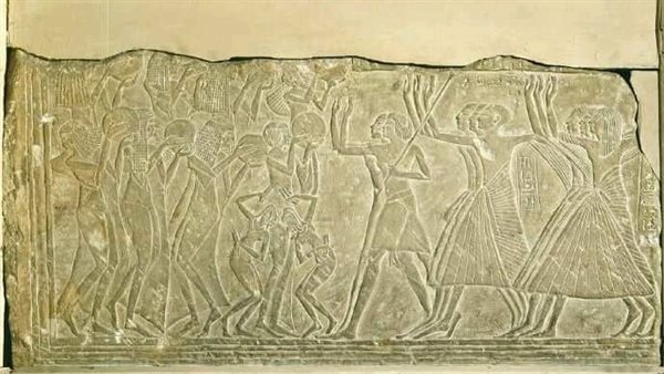 نقش من الحجر الجيري