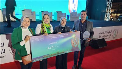 كوثر محمود تتسلم جائزة الإبداع عن معاهد التمريض على هامش الملتقى السنوي الثالث