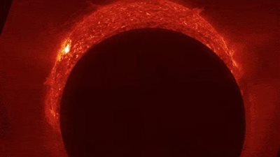 صورة ظلية رائعة.. القمر الصناعي يلتقط مقطع فيديو للقمر وهو يمر من الشمس ويحجب السطح 