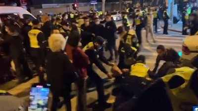 بعد وفاة 10 أشخاص نتيجة الإغلاق الصارم.. اشتباكات بين الشرطة والمتظاهرين في الصين بسبب عودة كورونا 