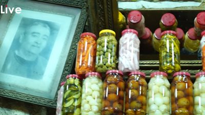 عمره 250 عامًا.. قصة أقدم محل مخلل في مصر: يتوارثه الأجيال على الطريقة الفاطمية ويواكب العصر بالمانجا الهندية | صور وفيديو