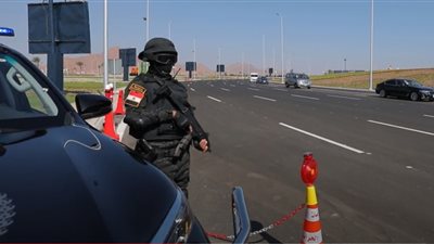 عطلت حركة المرور.. الأمن يكشف تفاصيل فيديو سيارة شركة متوقفة على الطريق بمطروح 