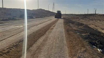 مجلس مدينة العريش يزيل السواتر الرملية على الطريق الدولي الساحلي