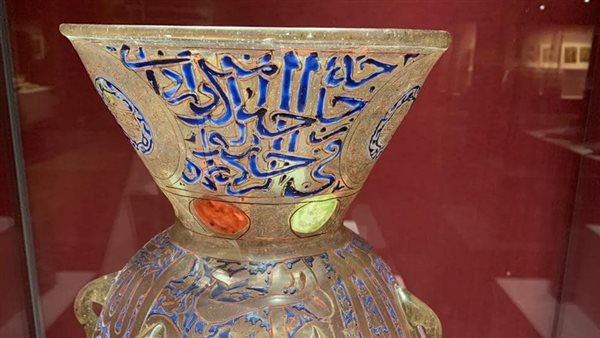 مشكاة من الزجاج تعود