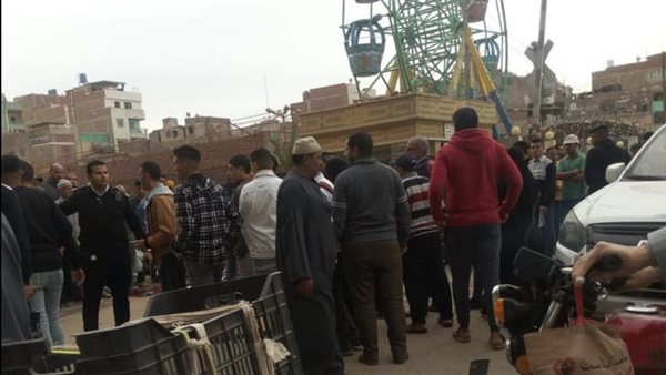 تجمع المواطنين علي