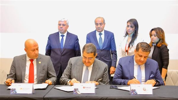 جانب من توقيع البروتوكول