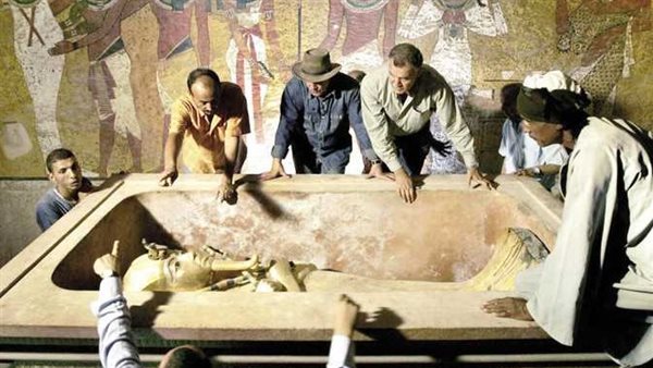 فحص مومياء توت عنخ