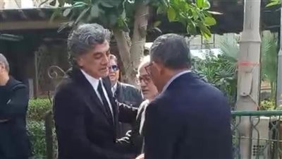 بحضور نائب وزير الاتصالات.. بدء صلاة الجنازة على والدة رجل الأعمال إيهاب جوهر بمسجد مصطفى محمود | بث مباشر 