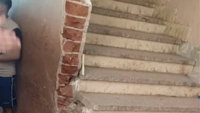 كسر بالجمجمة.. تفاصيل إصابة تلميذ بالصف الثاني الابتدائي إثر سقوطه من سلم مدرسة بالجيزة