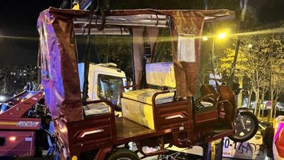 الشرطة الفرنسية تصادر 16 توك توك حول برج إيفل بالعاصمة باريس 