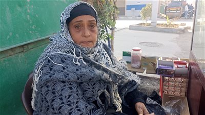 آنسة في عمر الـ 60.. قصة كفاح أم رامي ببني سويف: رفضت الزواج لأتفرغ لتربية أشقائي | فيديو 