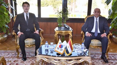 لبحث التعاون فى مجال النقل الجوى.. وزير الطيران المدني يلتقي سفير كوريا الجنوبية بالقاهرة