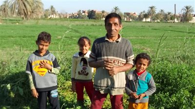 يتحدى الظلام ويعمل باليومية.. فلاح كفيف بالفيوم: نفسي أعيش حياة كريمة أنا وأولادي