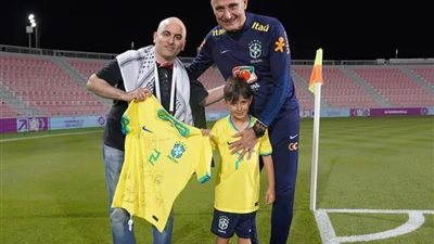 تيتي يكرم مشجعًا فلسطينيًا حمل حفيده قبل مباراة صربيا في كأس العالم