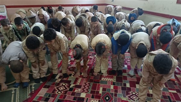 التلاميذ أثناء الصلاة