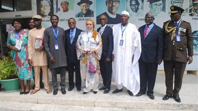 تتويج عميدة صيدلة الأزهر بجائزة التميز للمرأة على مستوى إفريقيا