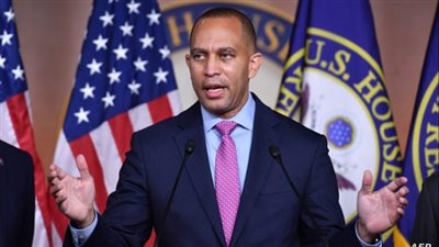 حكيم جيفريز..أول أميركي أسود زعيمًا للديمقراطيين بمجلس النواب