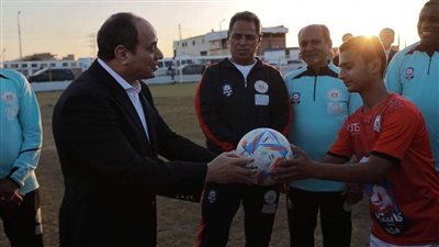 السيسي لطفل من شربين: محمد صلاح نموذج مصري مشرّف.. ولو عاوز تبقى زيه لازم تتعب وتشتغل