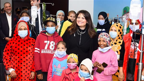 وزيرة الهجرة بمستشفى