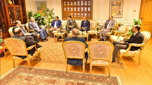  محافظ أسيوط يبحث